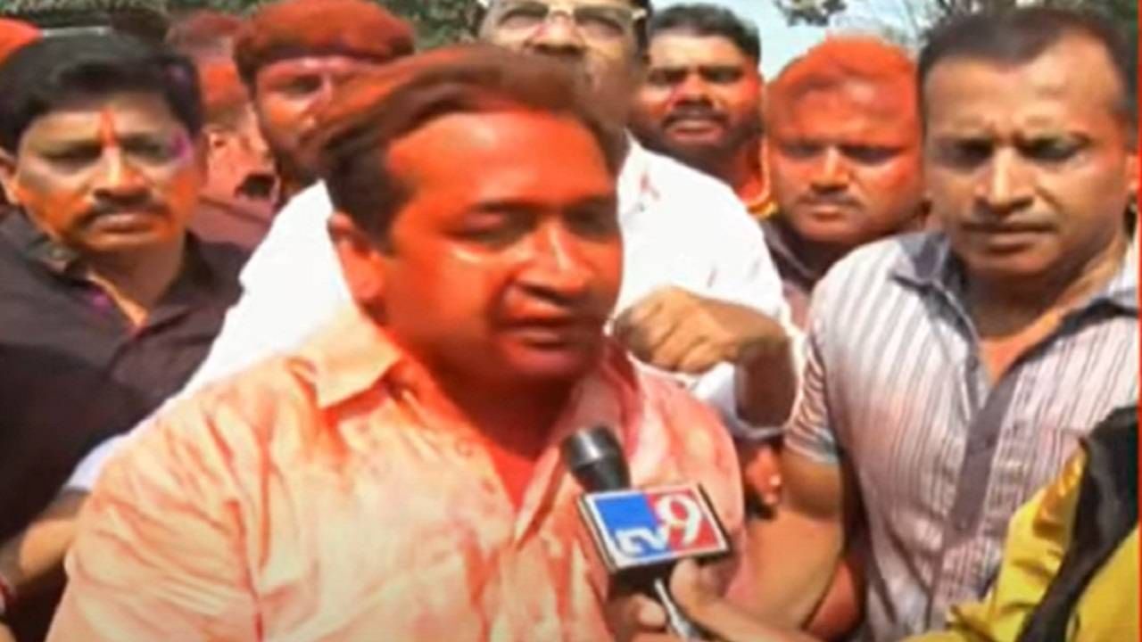 Nitesh Raneनितेश राणे यांचा विजय झाला आहे. नितेश राणे विजय झाल्यामुळे कार्यकर्त्यांमध्ये आनंदताचं वातावरण आहे. खुद्द नितेश राणे गुलाल उधळून जल्लोष करताना दिसत आहेत. 