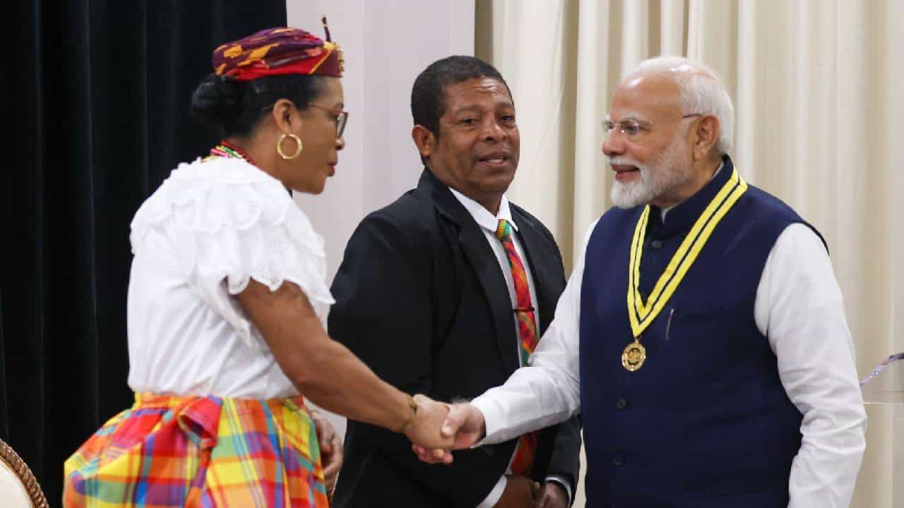 पंतप्रधान नरेंद्र मोदी यांचा 'डोमिनिका अवार्ड ऑफ ऑनर' पुरस्काराने सन्मान करण्यात आला आहे. डोमिनिका या देशाने सर्वोच्च सन्मान देत नरेंद्र मोदी यांचा सन्मान केला आहे.