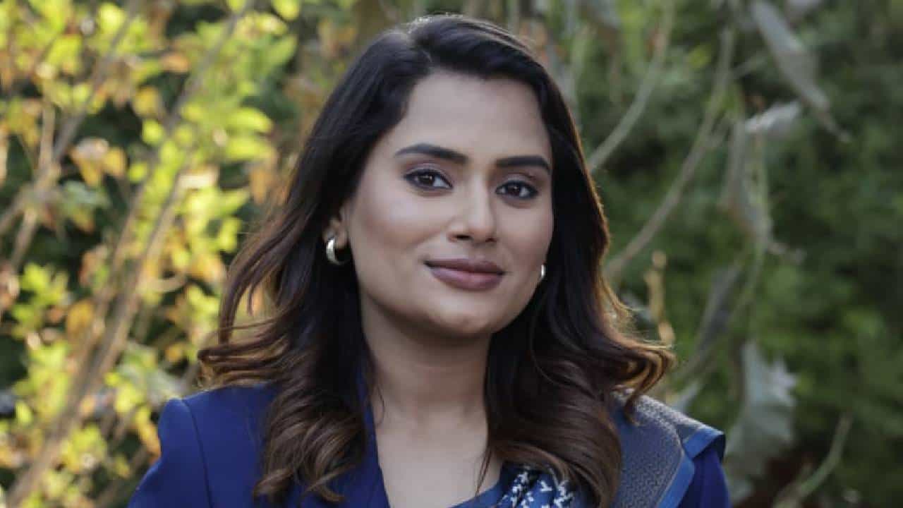 झी मराठी वाहिनीवरील 'पारू' या मालिकेत अनुष्काच्या एन्ट्रीनंतर सगळी गणितं बदलताना दिसत आहेत. अनुष्काच्या वागण्याने अहिल्यादेवी प्रभावित झाल्या आहेत. आदित्यमध्येही बदल दिसायला लागला आहे.