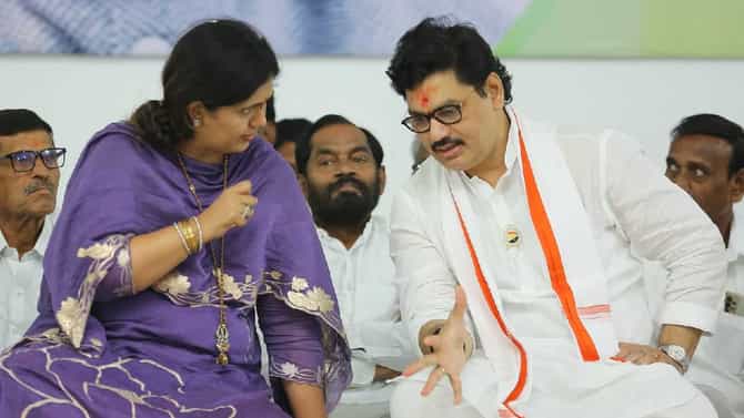 Maharashtra Vidhan Sabha Election Results 2024 : परळीत घड्याळाचा गजर? शरद पवार यांचं टायमिंग चुकणार? काय सांगतो कल