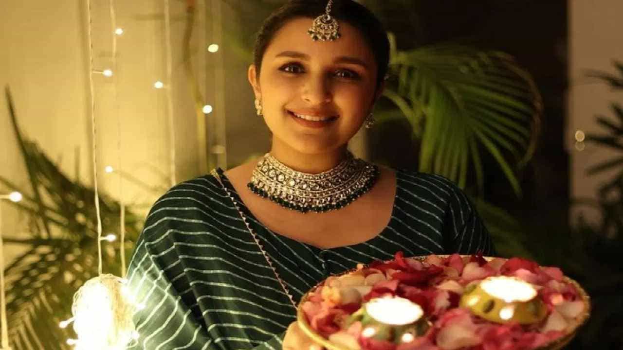 बॉलीवूड अभिनेत्री परिणीती चोपडाने पती राघव चड्ढासोबत दिवाळीचा सण साजरा केला. यावेळी परिणीती ट्रेडिशनल लुकमध्ये खूप सुंदर दिसत होती. तिने हिरव्या रंगाचा लेहंगा परिधान केला होता. हातात दिव्यांची थाळी होती.