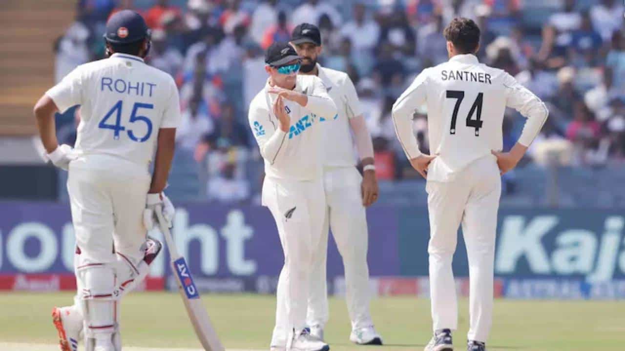 न्यूझीलंडने भारताला कसोटी सामन्यात 3-0 पराभूत करत इतिहास रचला आहे. यापूर्वी अशी कामगिरी न्यूझीलंडला कधीच करता आली नव्हती. त्यामुळे आश्चर्य व्यक्त होत आहे. भारतीय संघ सर्वच पातळीवर अपयशी ठरला. त्यामुळे सर्वच स्तरातून टीका होत आहे.