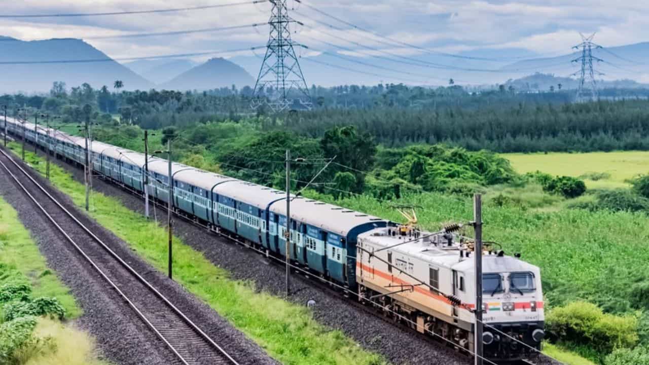 रेल्वेचे अॅप 2024 च्या अखेरपर्यंत किंवा जानेवारी 2025 पर्यंत लॉन्च होणार आहे. या सुपर अॅपमध्ये व्यक्ती आपल्या गरजेनुसार सुविधांची निवड करु शकणार आहे.