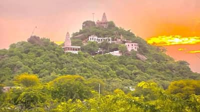 राजस्थानातील एक अनोखं गाव, जिथे एकही पक्कं घर नाही, तरीही पर्यटक का जातात या गावात?