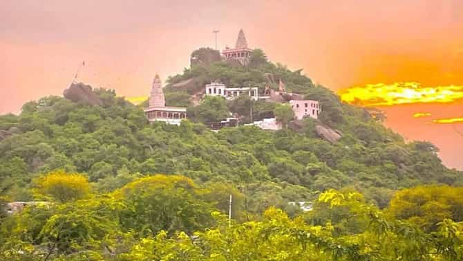 राजस्थानातील एक अनोखं गाव, जिथे एकही पक्कं घर नाही, तरीही पर्यटक का जातात या गावात?