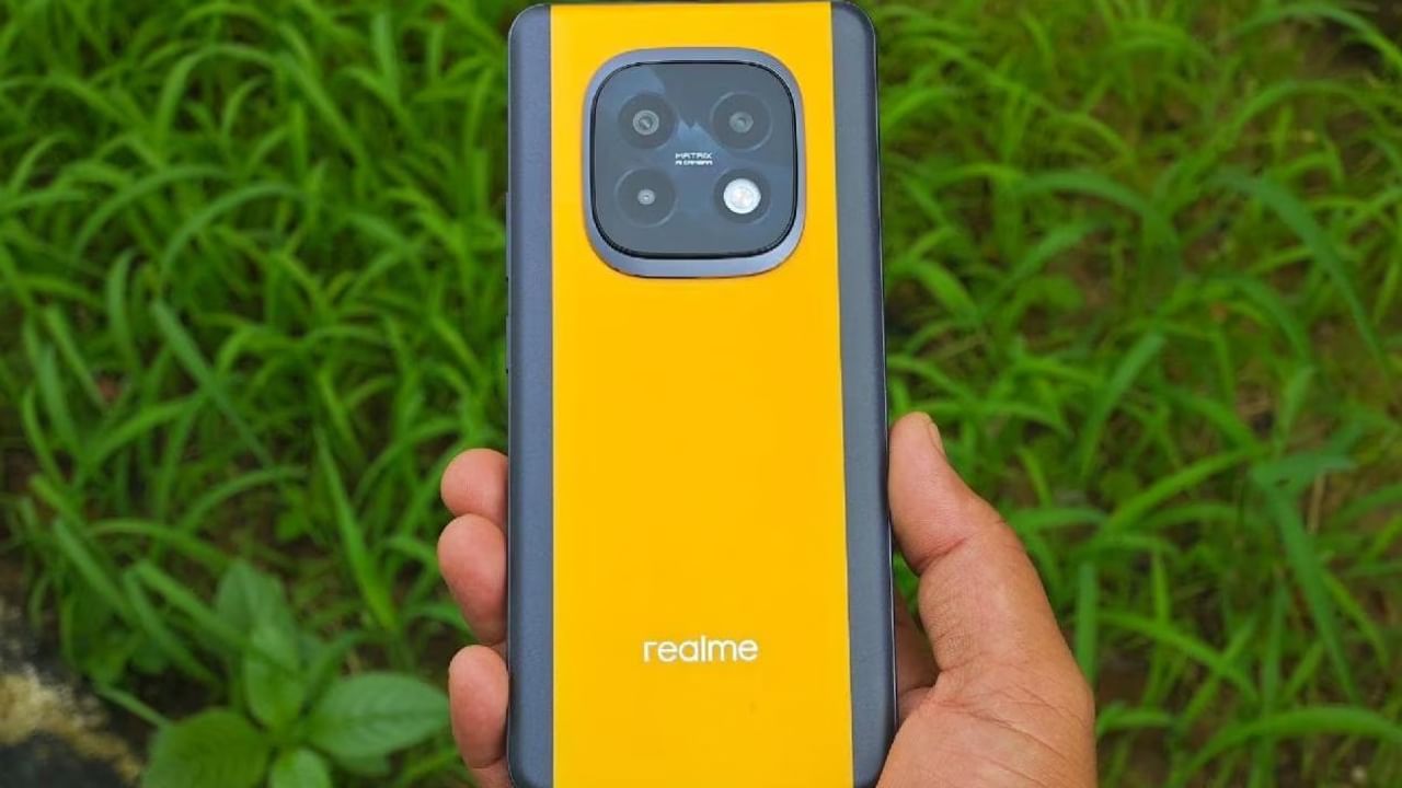 1. Realme NARZO 70 5G - जर तुम्हाला सोशल मिडिया पाहायचा आहे. गेम खेळायचे आहेत तर तुमच्या साठी हा Realme NARZO 70 5G  बेस्ट फोन आहे. या फोनला तुम्ही अमेझॉन साईटवरुन 12,998 रुपयांत खरेदी करु शकता.या 50 मेगा पिक्सलचा रियर कॅमेरा आहे.5000 mAh क्षमतेची बॅटरी आहे. जी 45W च्या सुपरवूक चार्जिंगने चार्ज होते. 