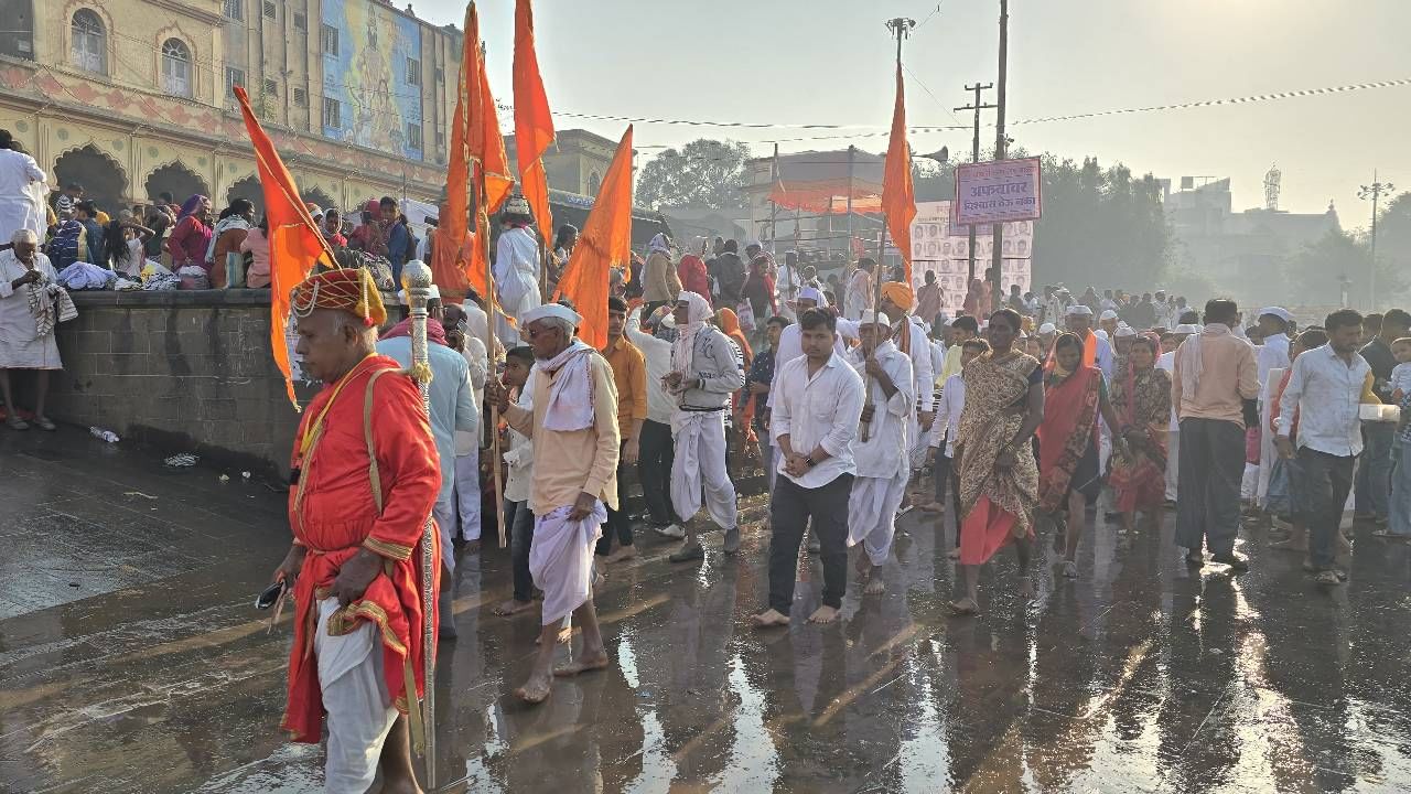 दुपारी 12 च्या सुमारास घंटानाद करत समाधीवर फुलांची पुष्पवृष्टी करून हा सोहळा पार पडणार आहे. यावेळी महाराष्ट्रभरातून आलेले भाविक उपस्थित असतील. 