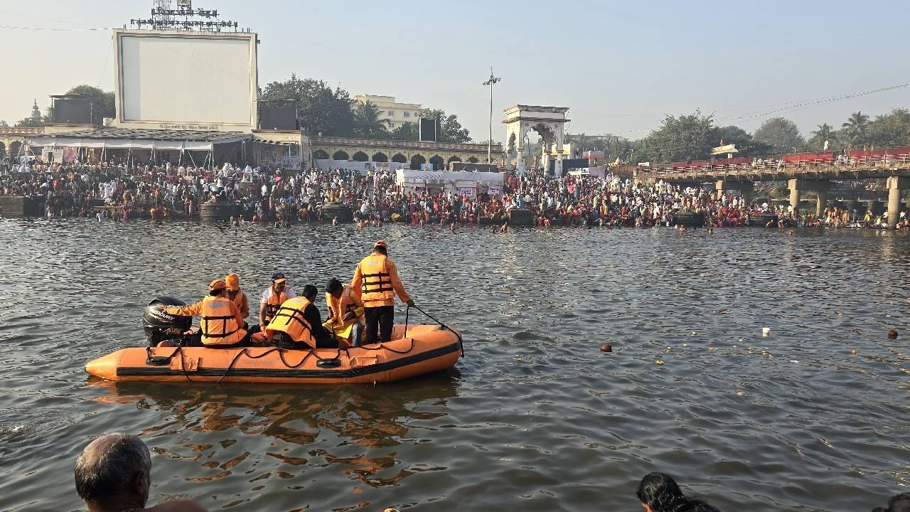 पवित्र इंद्रायणीत स्नान करून वारकरी माऊलींच्या दर्शनासाठी जात आहे. इंद्रायणी घाट वारकऱ्यांनी गजबजून गेलाय. सगळीकडे माऊलींच्या नावाचा गजर पाहायला मिळतो आहे. 