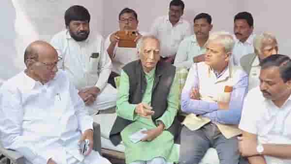 शरद पवार बाबा आढावांच्या भेटीला; दोघांमध्ये कोणत्या मुद्द्यांवर चर्चा?