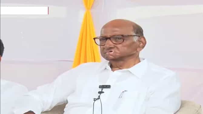 शेतकऱ्यानं जीवनं संपवलं मी त्याच्या कुटुंबाच्या भेटीसाठी गेलो अन्..., शरद पवारांनी सभेत सांगितला काळजाचं पाणी करणारा तो किस्सा