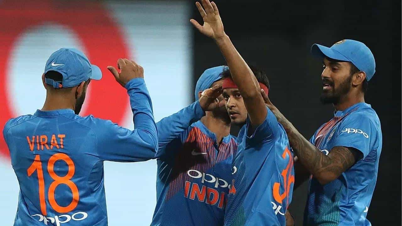 भारत आणि ऑस्ट्रेलिया यांच्यात पाच सामन्यांची कसोटी मालिका सुरु आहे. या मालिकेदरम्यान भारताच्या एका खेळाडूने निवृत्तीची घोषणा केली आहे. हा खेळाडू दुसरा तिसरा कोणी नसून वेगवान गोलंदाज सिद्धार्थ कौल आहे. (फोटो- Robert Cianflone/Getty Images)