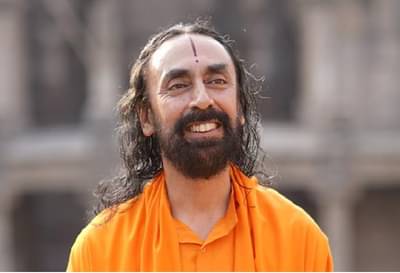 IIT-IIM मधून शिक्षण, एका झटक्यात लाखोंची नोकरी सोडली; अंगावर भगवी वस्त्रं धारण करून...