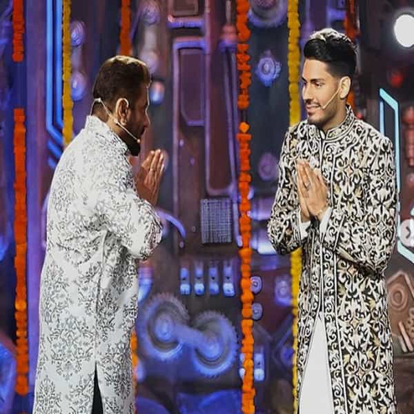 'बिग बॉस 18' ला आता एक महिना पूर्ण झाला आहे. आता शोमध्ये एक नवा ट्विस्ट प्रेक्षकांना पाहायला मिळणार आहे. 'विकेंड का वार' मध्ये आता वाईल्ड कार्ड एन्ट्री येणार आहे. दिग्विजय राठीने दमदार वाईल्ड कार्ड एन्ट्री घेतली आहे.