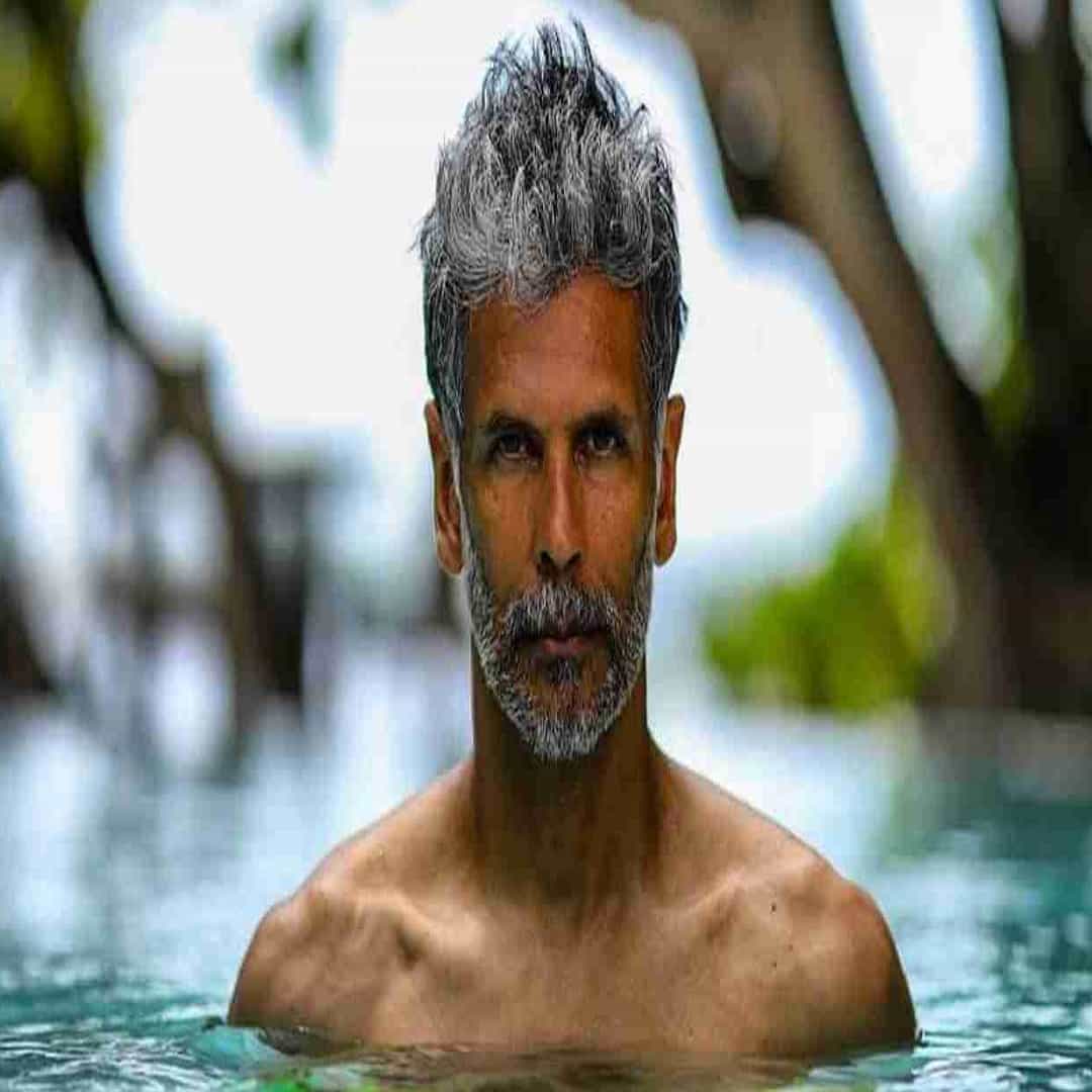 59 व्या वयातही हॅंडसम आणि फिट असलेला अभिनेता म्हणजे मिलिंद सोमण.मिलिंद सोमण याची बॉलिवूड, टेलिव्हिजन आणि मॉडेलिंग या तिन्ही विश्वात स्वत:ची वेगळी ओळख आहे