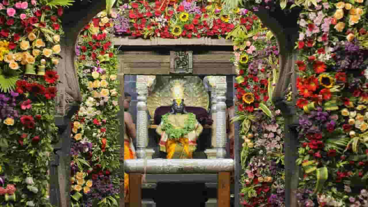 Pandharpur Kartiki Ekadashi 2024 : एकादशीनिमित्त विठ्ठल मंदिर सजलं, विठुरायाच्या महापूजेचा मान यंदा कोणाला? Pandharpur Kartiki Ekadashi 2024 : एकादशीनिमित्त विठ्ठल मंदिर सजलं, विठुरायाच्या महापूजेचा मान यंदा कोणाला?