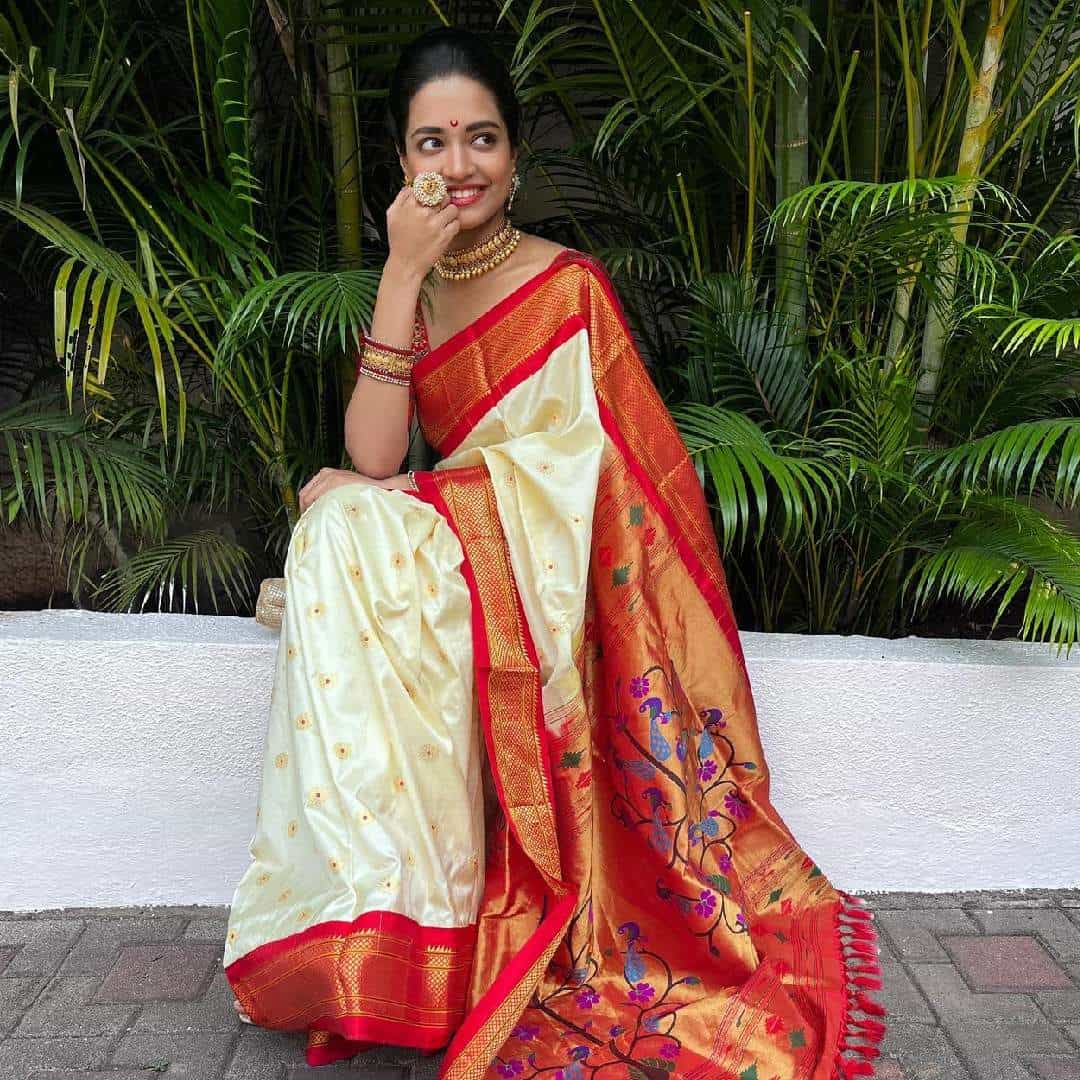 'नवरी मिळे हिटलरला'मधील लीला म्हणजेच वल्लरी विराज म्हणाली, "आम्ही इतक्या वर्षांपासून भाऊबीज साजरी करत आहोत. पण लहानपणीची भाऊबीज आणि आताच्या भाऊबीज साजरा करण्याच्या पद्धतीत एक मोठा फरक मला जाणवलाय. एक म्हणजे लहानपणी आम्ही एकत्र राहायचो तर मज्जा करायचो पण आता मी 'नवरी मिळे हिटलरला' मालिकेसाठी शूटसाठी घरापासून थोडी लांब राहते. त्यामुळे मला भाऊबीजेची खूप जास्त ओढ आहे. पहिले आई-बाबा गिफ्ट आणून द्यायचे तेच मी भावाला द्यायची. पण आता मी स्वतः जाऊन त्याच्यासाठी त्याला हवं ते गिफ्ट आणणार आहे."