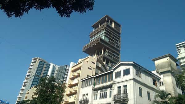 मुंबईच्या अल्टामाऊंट रोडवर असलेला 27 मजल्याचे आलिशान निवासस्थान एंटीलिया हे भारतातीलच नव्हे तर जगातील सर्वात महागडे निवासस्थान म्हणून ओळखले जाते. या 27 मजली इमारतीची उंची 568 फूट इतकी आहे. यात भारताचे नव्हे तर आशियातील सर्वात श्रीमंत व्यक्ती मुकेश अंबानी यांचे कुटुंब रहाते.