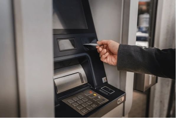 ATM का बंद होत आहेत ? बॅंकांचा नेमका काय आहे विचार?