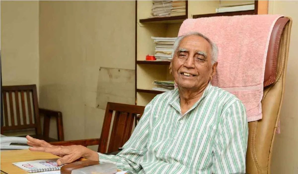 EVM मध्ये घोटाळ्याचा आरोप करत आंदोलन करणारे 94 वर्षीय बाबा आढाव कोण आहेत? EVM मध्ये घोटाळ्याचा आरोप करत आंदोलन करणारे 94 वर्षीय बाबा आढाव कोण आहेत?