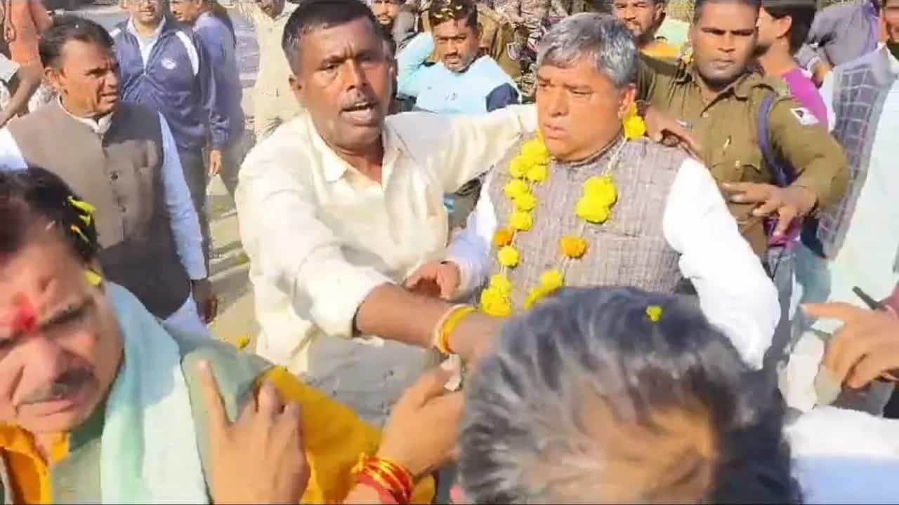 भाजपच्या माजी आमदाराला कार्यकर्त्यांकडूनच मारहाण, प्रचंड गदारोळ, नेमकं काय घडलं?