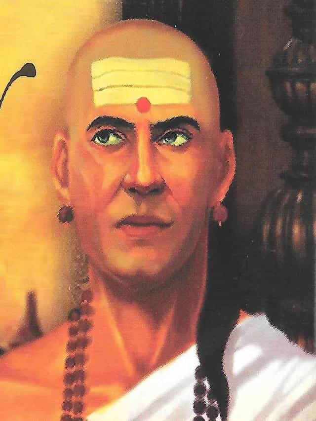 चाणक्य नीतीमध्ये धर्म-अर्धम, कर्म, पाप-पुण्य आणि जीवनासाठी आवश्यक असणाऱ्या अनेक गोष्टींचं विश्लेषन करण्यात आलं आहे. आचार्य चाणक्य हे त्या काळातील एक महान विद्वान होते. त्यांनी सांगितलेल्या अनेक गोष्टी आजही मार्गदर्शक ठरत आहेत.