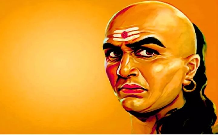 Chanakya Niti : 'या' ३ प्रकारच्या लोकांपासून दूर राहा, नाहीतर आयुष्य होईल बरबाद