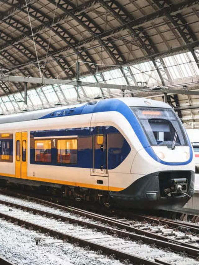 Indian Railways : भारतातील एकमेव ही ट्रेन, तिला मार्ग देण्यासाठी थांबते राजधानी, शताब्दी अन् वंदे भारत