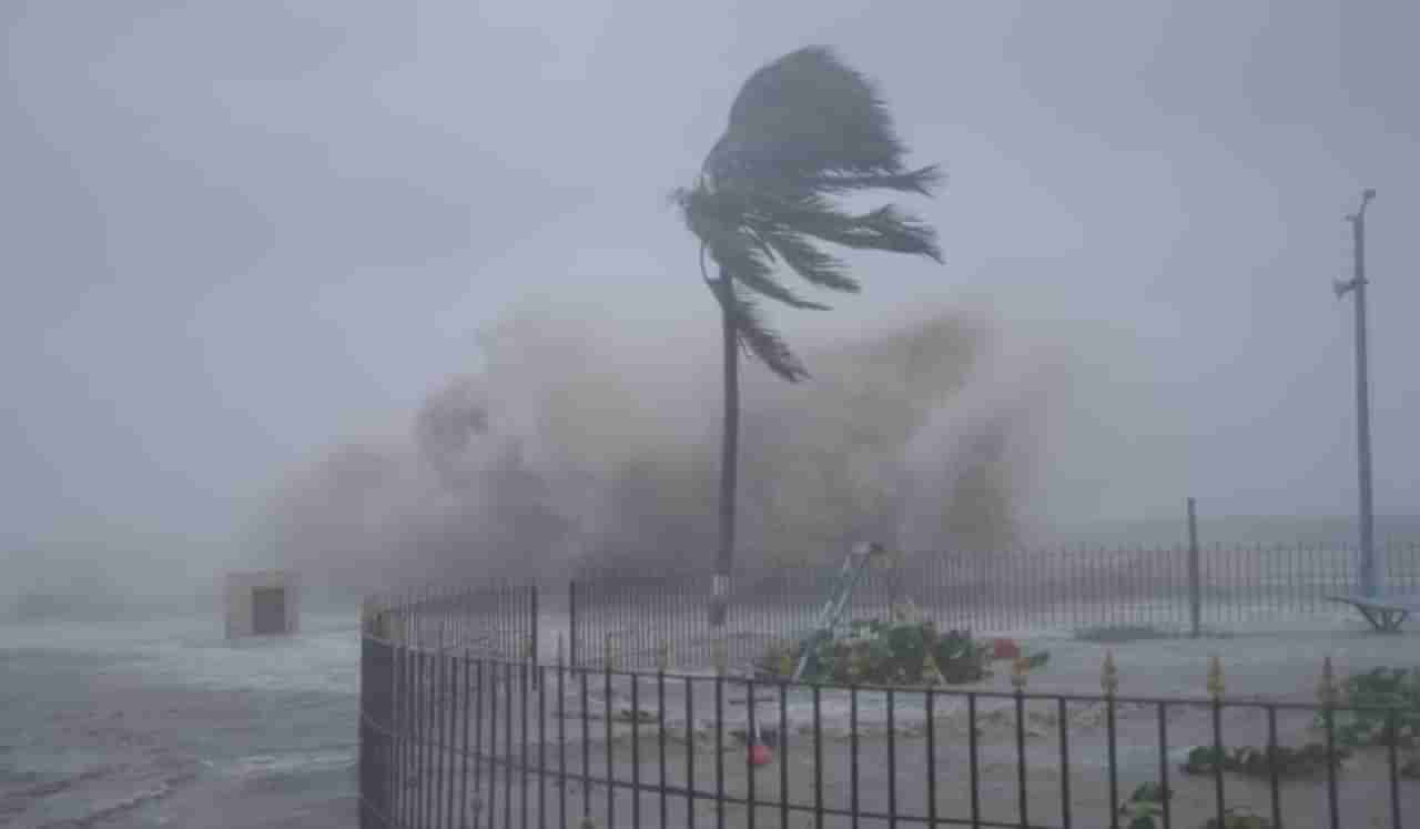 Cyclone Fengal: फेंगल चक्रीवादळाचा तडाखा बसायला सुरुवात, मुसळधार पावसाने झोडपलं