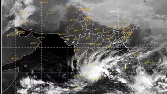 रात्र वैऱ्याची! संकट घोंघावतंय, पाऊस रौद्ररुप धारण करणार