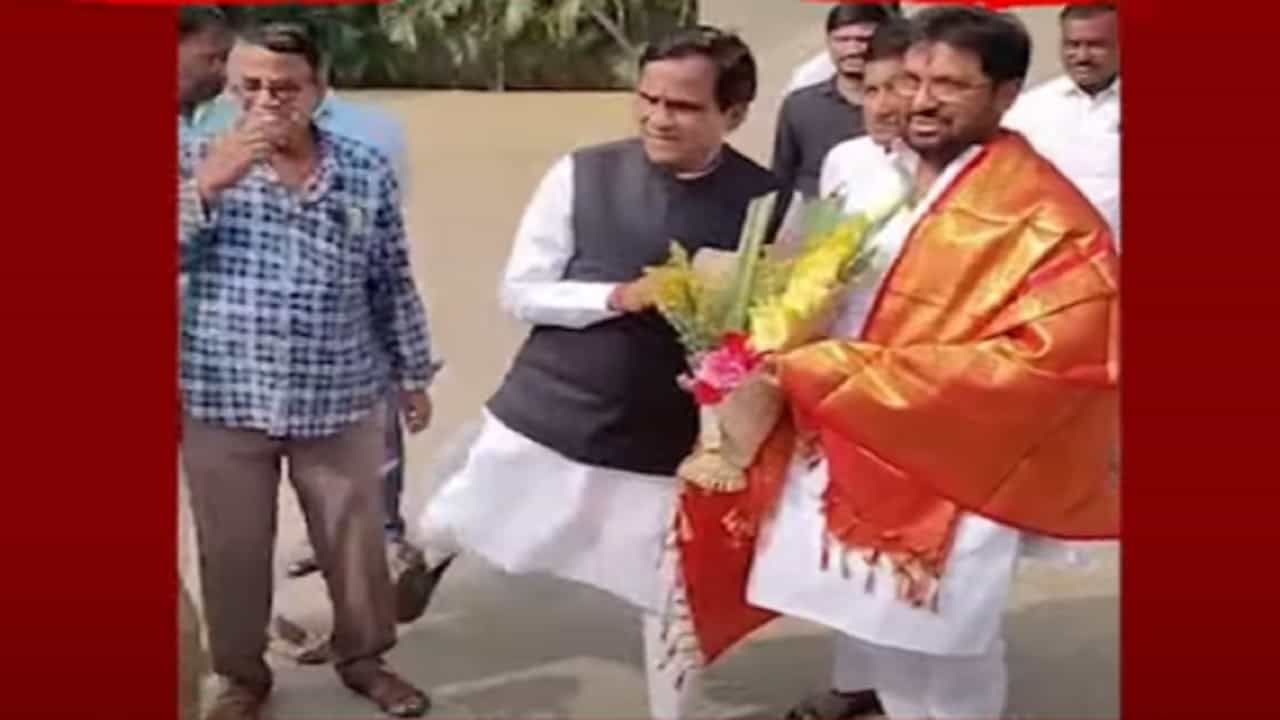 Raosaheb Danve Video : रावसाहेब दानवेंच्या 'त्या' व्हिडीओवरुन घमासान, लाथ मारलेला कार्यकर्ता म्हणाला, 'आमची मैत्री जुनी अन्...'