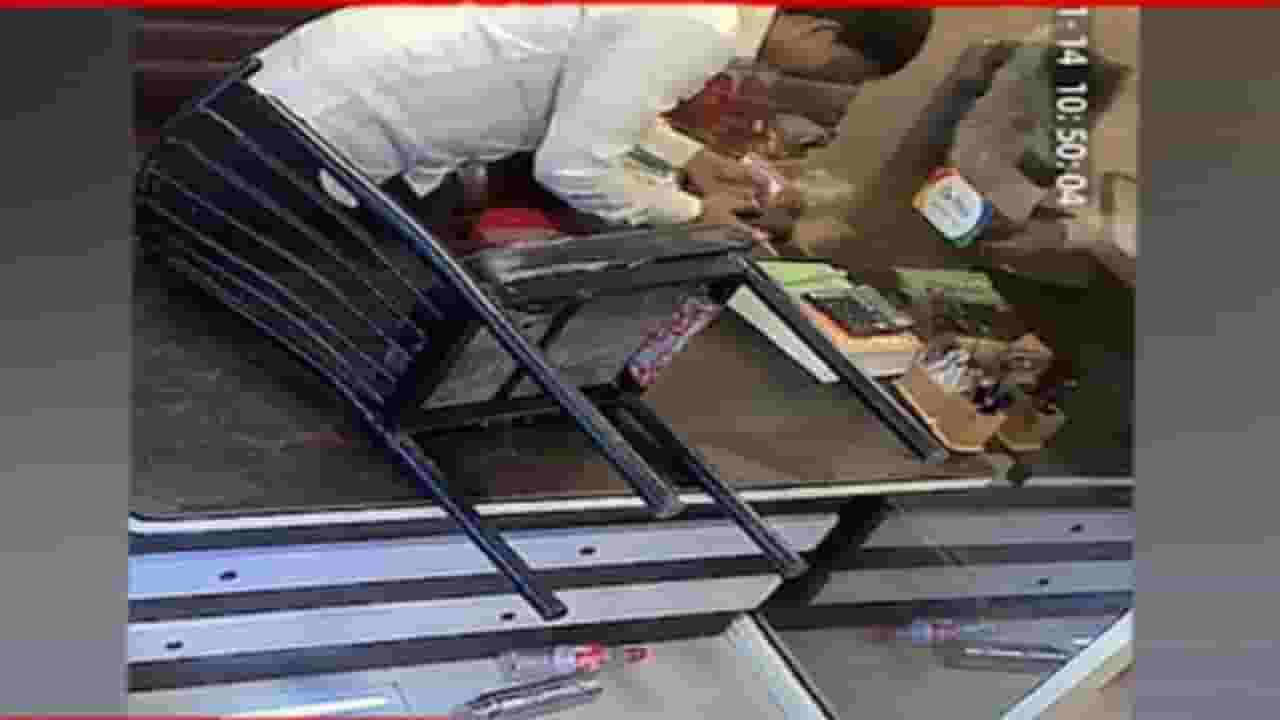 प्रचाराच्या रणधुमाळीत डोंबिवलीत भाजपचं कार्यालय फोडलं, कोणी केल्ला हल्ला? घटना CCTV मध्ये कैद प्रचाराच्या रणधुमाळीत डोंबिवलीत भाजपचं कार्यालय फोडलं, कोणी केल्ला हल्ला? घटना CCTV मध्ये कैद