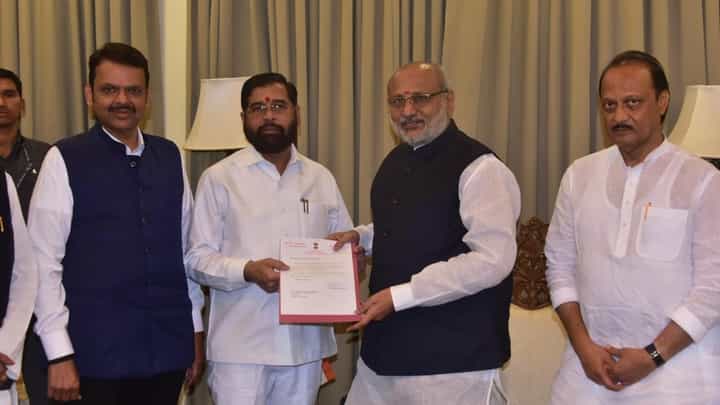 एकनाथ शिंदे यांचा मुख्यमंत्रीपदाचा राजीनामा, काळजीवाहू CM म्हणून पाहणार कारभार; नवा रोल काय? एकनाथ शिंदे यांचा मुख्यमंत्रीपदाचा राजीनामा, काळजीवाहू CM म्हणून पाहणार कारभार; नवा रोल काय?