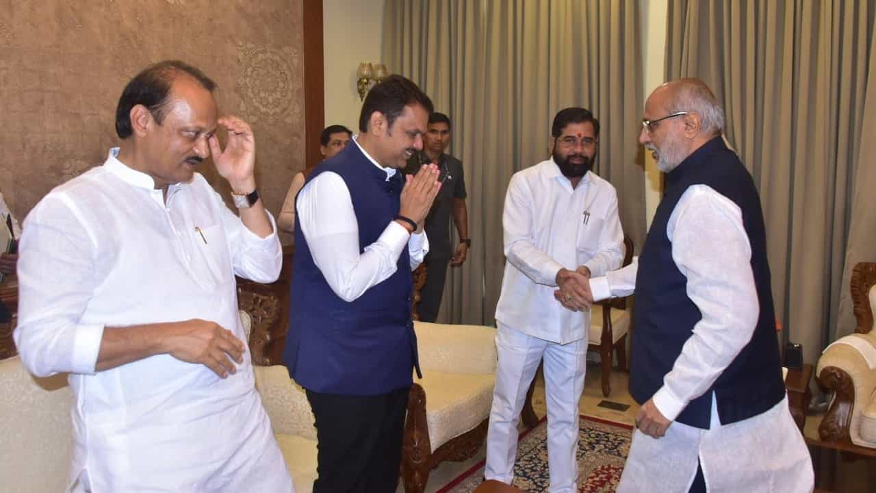 महाराष्ट्रात सध्या सत्तास्थापनेच्या घडामोडींना वेग आला आहे. राज्यात महायुतीला स्पष्ट बहुमत मिळालं असल्याने ते लवकरच सत्तास्थापनेचा दावा करणार आहेत. त्यापूर्वी आज मुख्यमंत्री एकनाथ शिंदे यांनी मुख्यमंत्रिपदाचा राजीनामा दिला आहे.