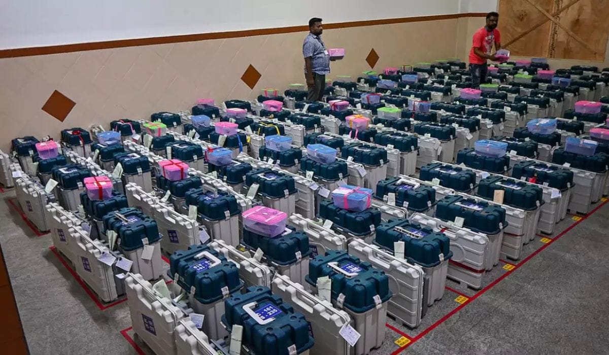 EVM मशीन ठेवलेल्या रुमची चावी कोणाकडे असते? कोणाकडे असते सुरक्षेची ...