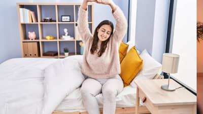 सकाळी उठल्या उठल्या या 5 गोष्टी करू नका, नाही तर...