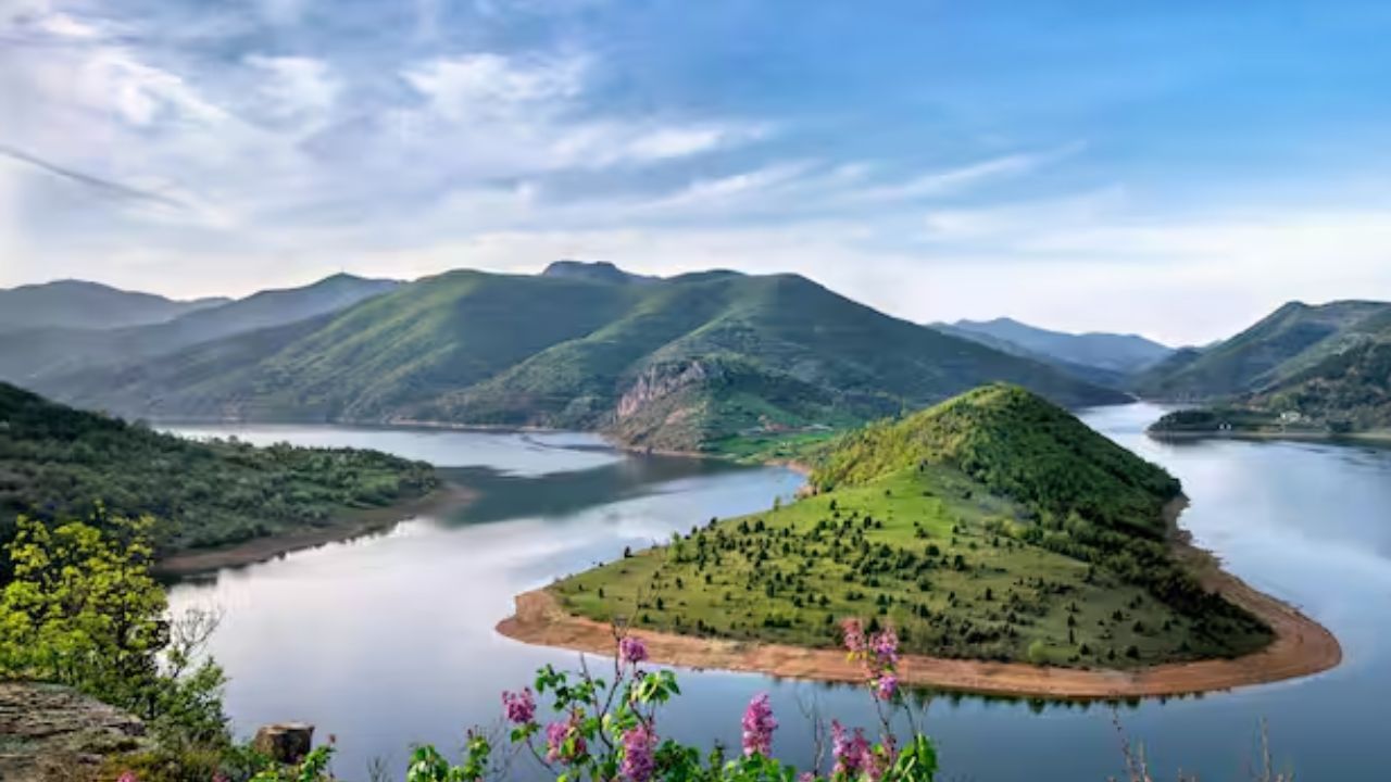 पोवेग्लिया बेटाचा इतिहास खूप वेगळा आहे. 14 व्या शतकात जेव्हा प्लेगची साथ पसरली तेव्हा या बेटाचा प्लेगने झालेल्या लोकांना ठेवण्यात आले. लाखो लोकांना या बेटावर आणून जिवंत जाळण्यात आले. या बेटाला प्लेग आयलंड असेही म्हणतात.