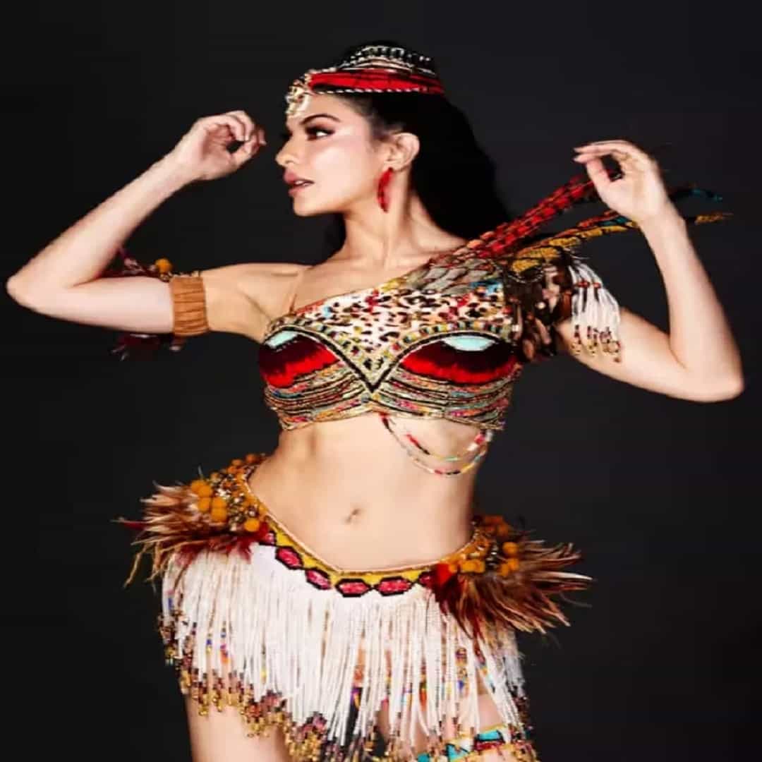 अभिनेत्री जॅकलिन फर्नांडीस (Jacqueline Fernandez) हिला आज कोणत्या ओळखीची गरज नाही. अभिनेत्रीने आतापर्यंत अनेक सिनेमांमध्ये महत्त्वाची भूमिका साकारत चाहत्यांचं मनोरंजन केलं.