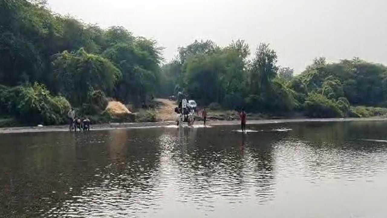 धक्कादायक! पुलाच्या अभावामुळे निवडणूक कर्मचाऱ्यांचा बैलगाडीने निवडणूक साहित्यासह जीवघेणा प्रवास धक्कादायक! पुलाच्या अभावामुळे निवडणूक कर्मचाऱ्यांचा बैलगाडीने निवडणूक साहित्यासह जीवघेणा प्रवास