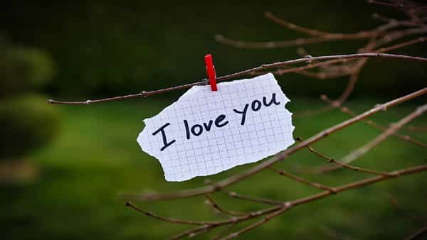 आपण ज्या व्यक्तीवर अधिक प्रेम करतो, त्यांना I Love You म्हणतो. आई, वडील, मैत्रीण, मित्र, प्रियकर यांच्यावर असलेलं प्रेम व्यक्त करण्यासाठी आपण त्या व्यक्तीला I Love You म्हणतो.