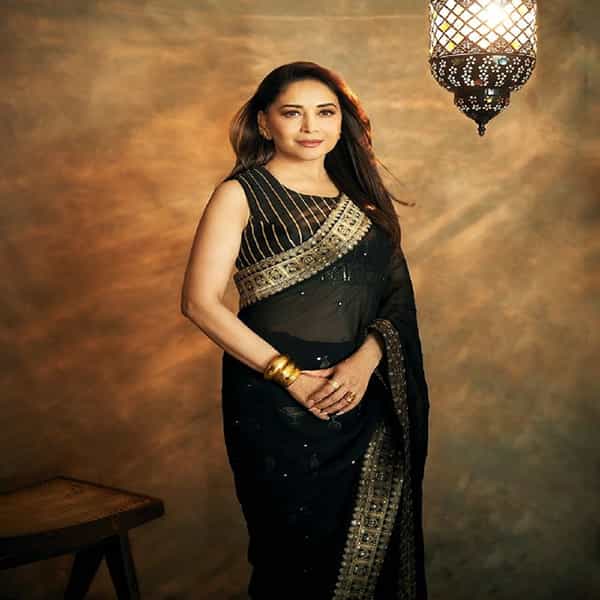 अभिनेत्री माधुरी दीक्षित हिने काही फोटो सोशल मीडियावर पोस्ट केले आहेत. फोटोमध्ये अभिनेत्री सुंदर दिसत आहे. चाहत्यांना देखली अभिनेत्रीचे फोटो आवडले आहेत.