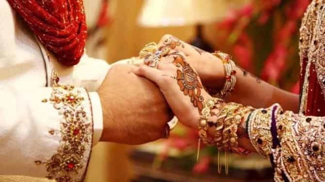 एक कागद नववधूला दाखवला, क्षणात नवरदेवाला बंधक बनवलं, त्याच मांडवात नवरीच दुसऱ्यासोबत लग्न, नेमकं काय घडलं?