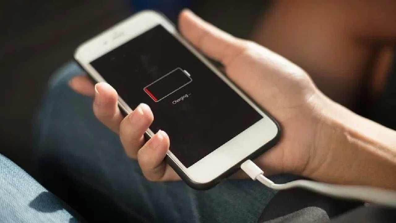 Smartphone चा स्फोट होईल, फास्ट चार्जर वापरत असाल तर 'हे' नक्की वाचा