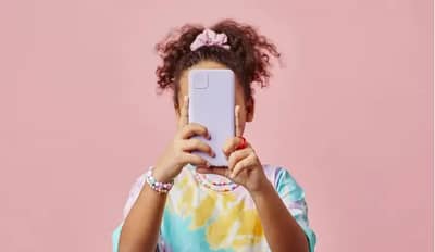 तुमच्या मुलांच्या हातातही रात्रंदिवस मोबाईल असतो? मग या काही महत्त्वाच्या सेटिंग्स कराच!