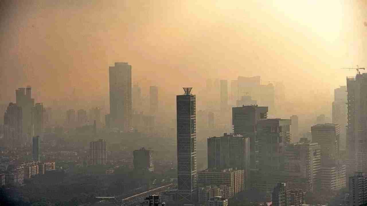 दिल्लीत श्वास कोंडला, मुंबईची हवा बिघडली, AQI किती?