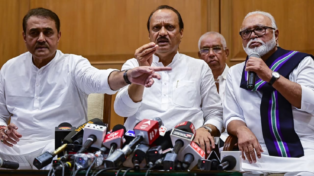 राष्ट्रवादीच्या घड्याळ चिन्हाबाबत प्रफुल्ल पटेल यांची नवी माहिती, नेमकं काय म्हणाले? राष्ट्रवादीच्या घड्याळ चिन्हाबाबत प्रफुल्ल पटेल यांची नवी माहिती, नेमकं काय म्हणाले?