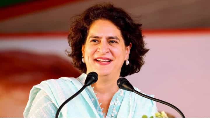 १५०० देत आहेत पण तुमच्याकडून घेत किती आहेत?, प्रियंका गांधी यांचा सवाल १५०० देत आहेत पण तुमच्याकडून घेत किती आहेत?, प्रियंका गांधी यांचा सवाल