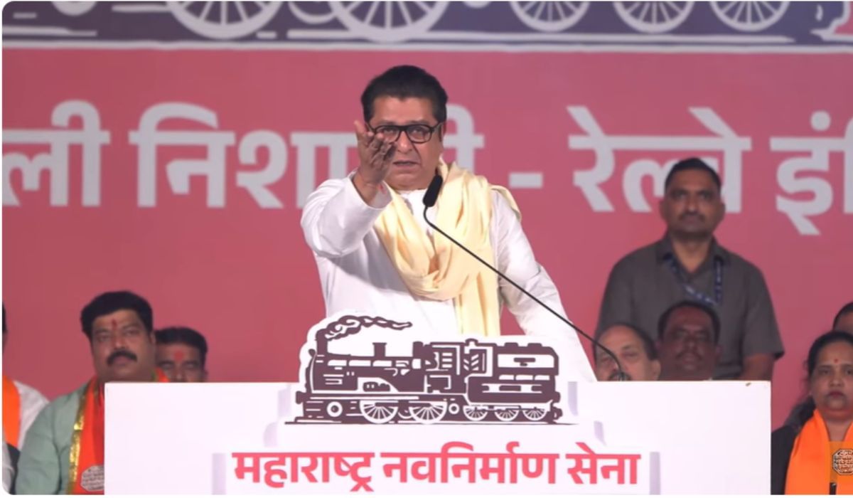 लाजीरवाणी गोष्ट म्हणजे यांनी बाळासाहेबांच्या पुढचं हिंदूहृदयसम्राट काढून टाकलं - राज ठाकरे लाजीरवाणी गोष्ट म्हणजे यांनी बाळासाहेबांच्या पुढचं हिंदूहृदयसम्राट काढून टाकलं - राज ठाकरे