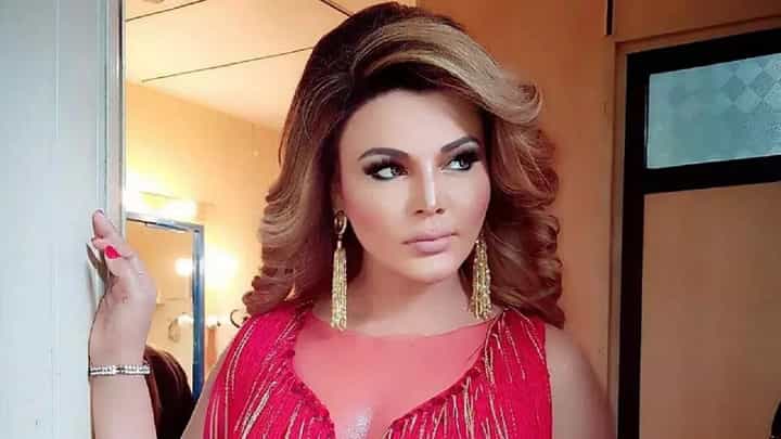 Rakhi Sawant Video : बॉलिवूडच्या ड्रामा क्वीनला सायबर सेलचं समन्स, 27 तारखेला चौकशी, राखी सावंतला आदेश काय? Rakhi Sawant Video : बॉलिवूडच्या ड्रामा क्वीनला सायबर सेलचं समन्स, 27 तारखेला चौकशी, राखी सावंतला आदेश काय?