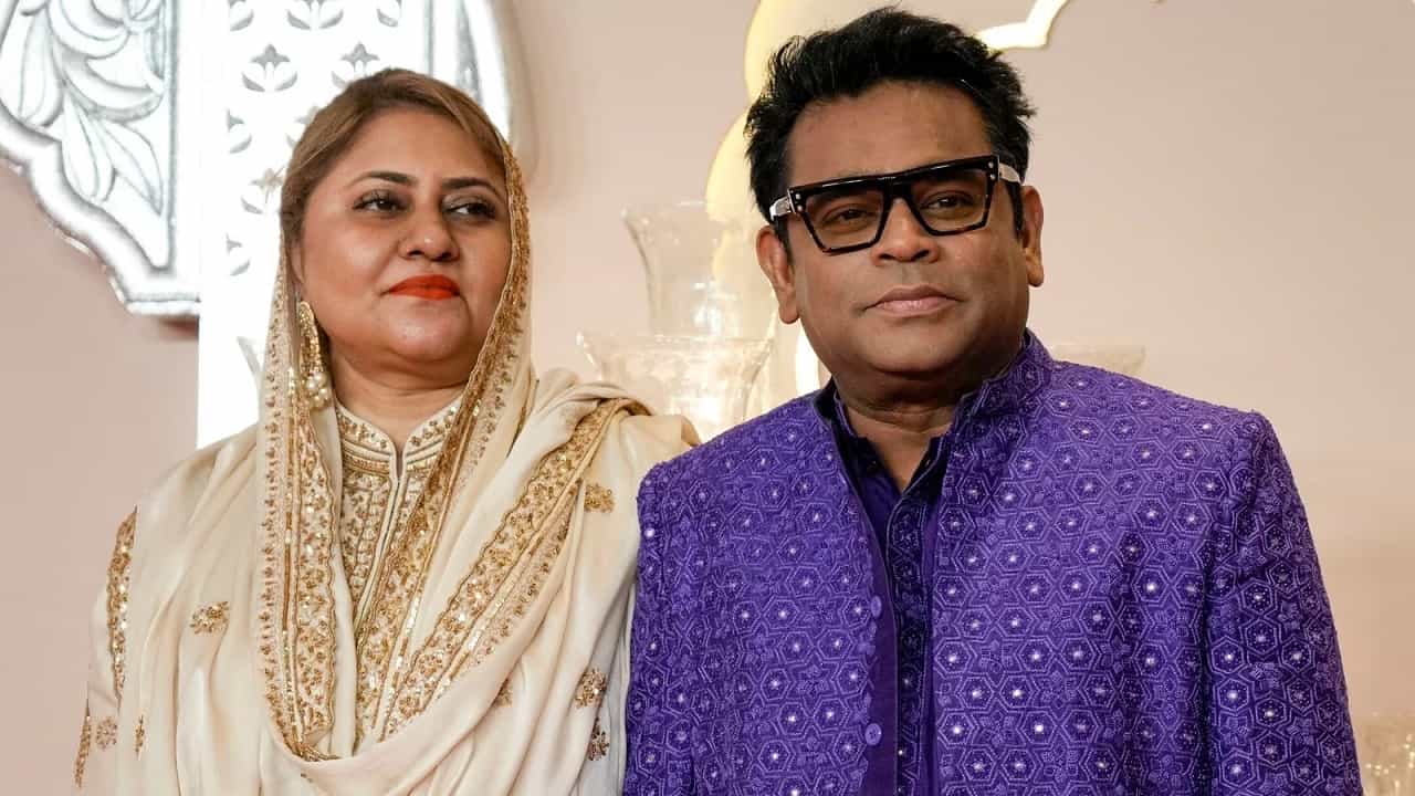 सोशल मीडियाच्या माध्यमातून घटस्फोटाची घोषणा केल्यानंतर ए आर रेहमान यांनी आणखी एक पोस्ट शेअर केली आहे. सध्या ए आर रेहमान यांची पोस्ट सोशल मीडियावर तुफान व्हायरल होत आहे.
