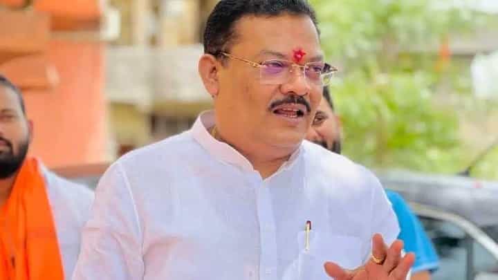 Sanjay Shirsat : संजय शिरसाट मंत्री होताच अॅक्शन मोडवर, कॅमेऱ्यासमोरच महिला अधिकाऱ्यांना झापलं Sanjay Shirsat : संजय शिरसाट मंत्री होताच अॅक्शन मोडवर, कॅमेऱ्यासमोरच महिला अधिकाऱ्यांना झापलं
